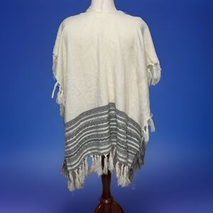 Francesca’s Open Front Shawl Wrap Cream Gray Fringe One Size